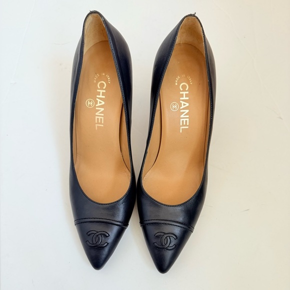 CHANEL Dark Navy Midnight Blue Vintage Leather CC cap-toe pumps EU 39.5 - Picture 2 of 10